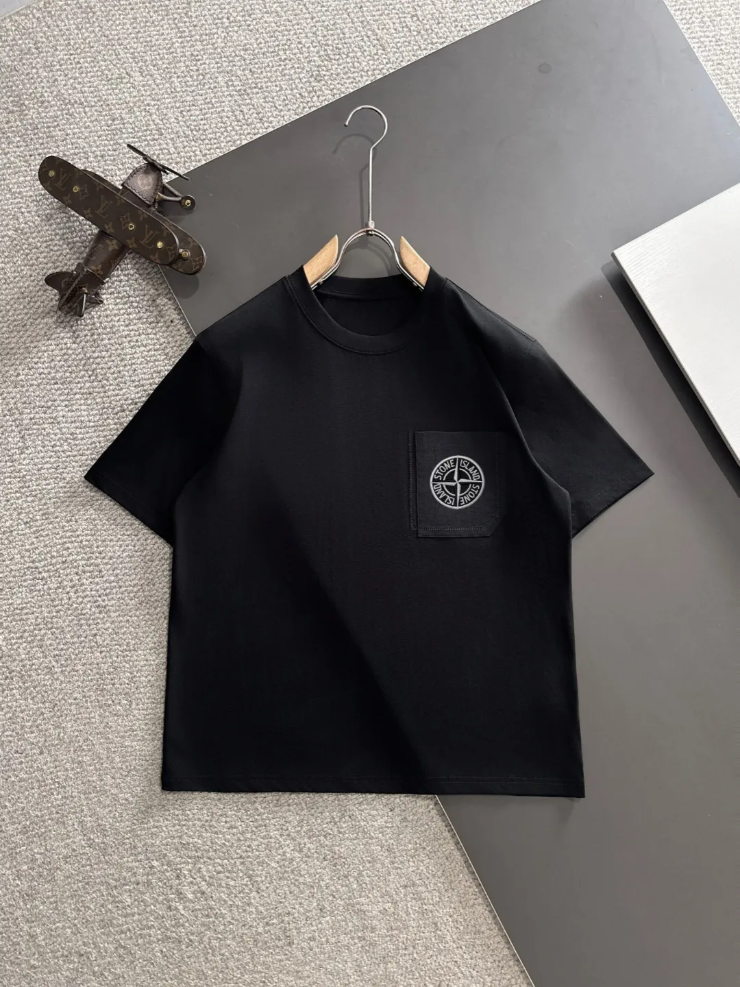 🅿️270 shipped next day Stone Island 2025 spring and summer new style (top quality, differentiated currency) launches double yarn pure cotton fabric short sleeves, early spring catwalk style, personalized and exclusive style, same style for men and women, using imported custom dyed fabrics, back collar chain bottom, fully shoulder-covering, no deformation or shrinkage when exposed to water, SIZE: M to 3XL